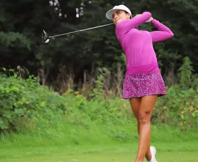 Veronica Felibert - Pink Golf Outfit